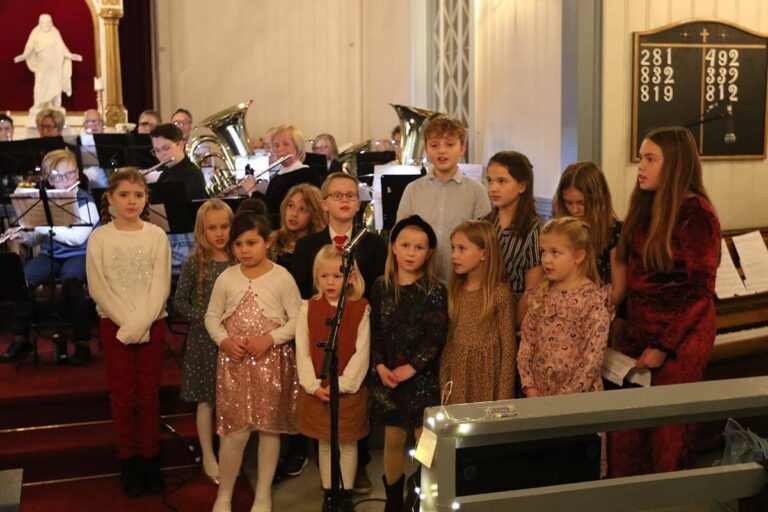 Et barnekor med utspring i kulturskolen og drillkorpset deltok under konserten.