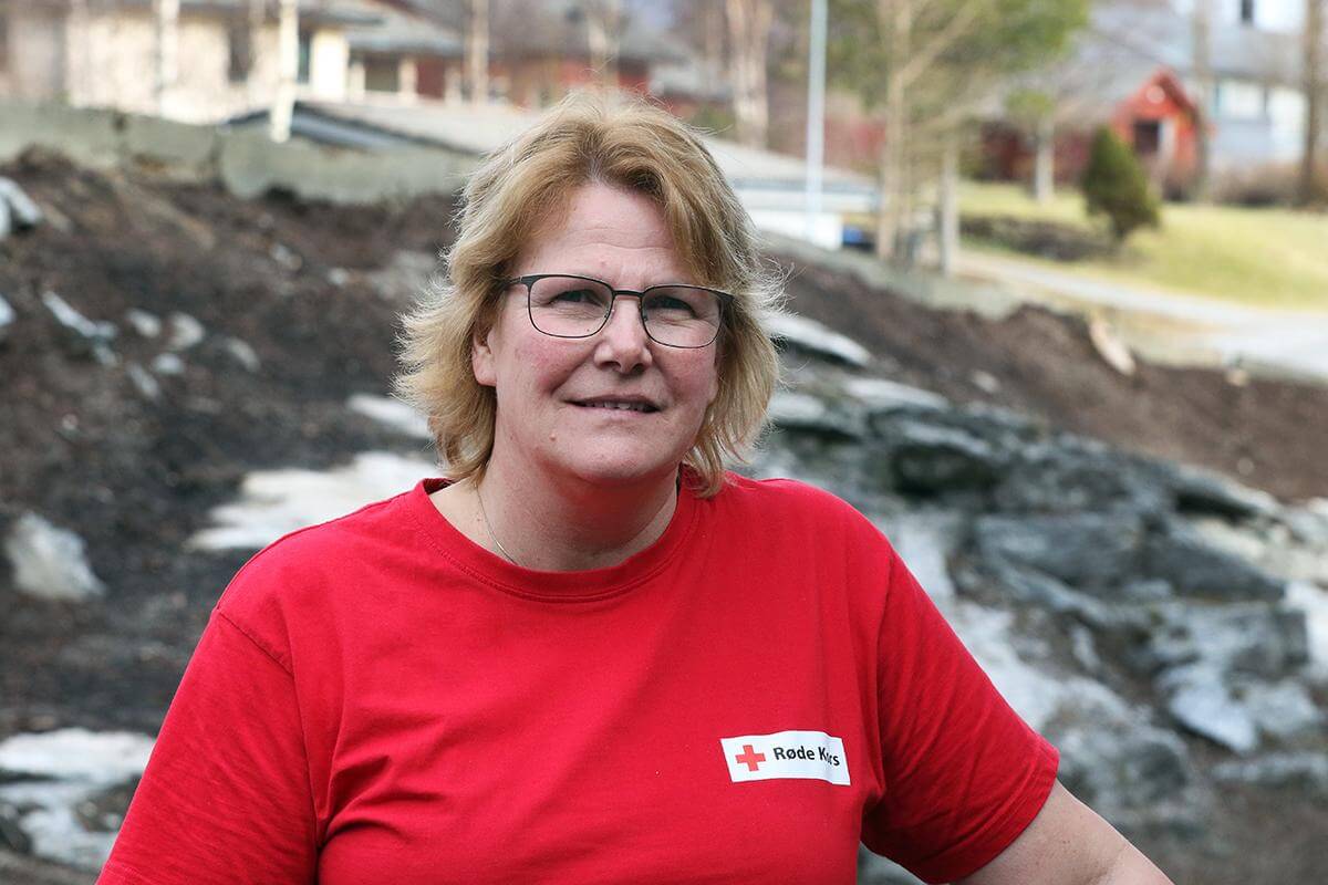 Birgit Fossvik sier det er naturlig for Flatanger R&oslash;de Kors &aring; samarbeide med Redningsselskapet. Begge jobber med sj&oslash;vett og f&oslash;rstehjelp p&aring; sj&oslash;en.