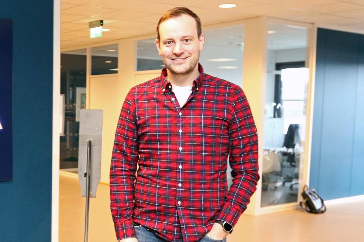 Sivert Bjørnstad i Frp reagerer kraftig på at lakseskatten vil havne i Oslo. Her fra et tidligere besøk hos Bjørøya. (Arkivfoto)