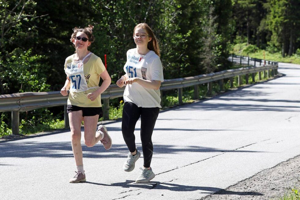 Annelin Halbostad (til venstre) og Emilie Hågensen jogget i fin fart  mot mål.