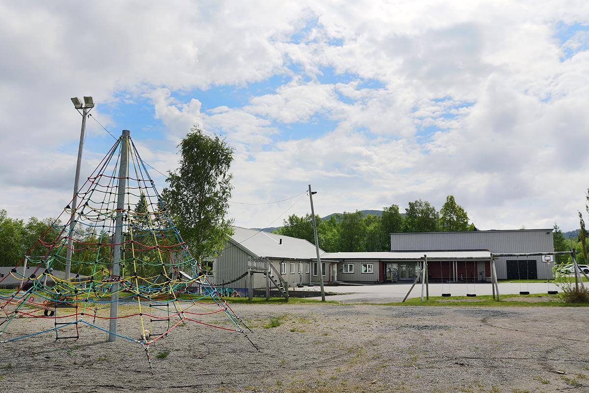 Statland skole har et flott uteomr&aring;de med ballbinge, som brukes av alle trinn.