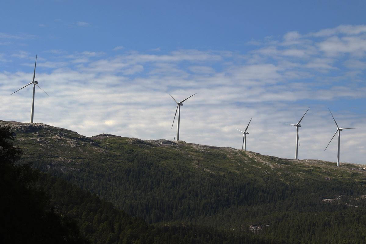 Flatanger har beregnet eiendomsskatt fra vindkraftverket på Sørmarkfjellet. Nå foreslår et utvalg å redusere kommunens andel av eiendomsskatten. (Arkivfoto: Kathinca Andersen Hilstad)