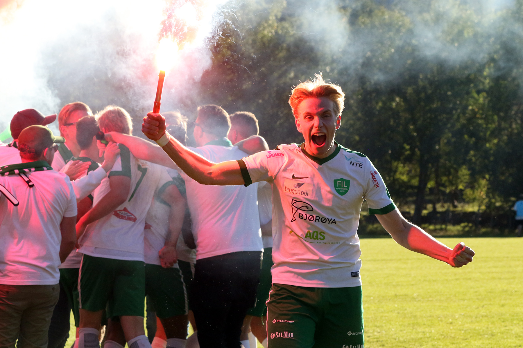 Nicolai Foraas jublet etter Flatanger-scoring mot Namsos på Vikbanen. Nå får han møte Flatanger i Kleppen i blå skjorte. (Arkivfoto: Hanne Marie Tyldum Ribsskog)