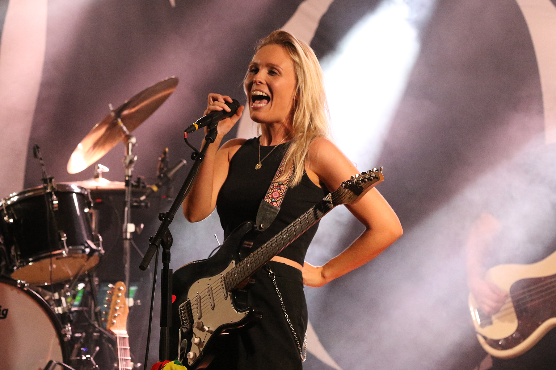 Tora Dahle Aag&aring;rd imponerte sambygdingene, som fikk sjansen til &aring; oppleve henne og bandet fredag kveld.