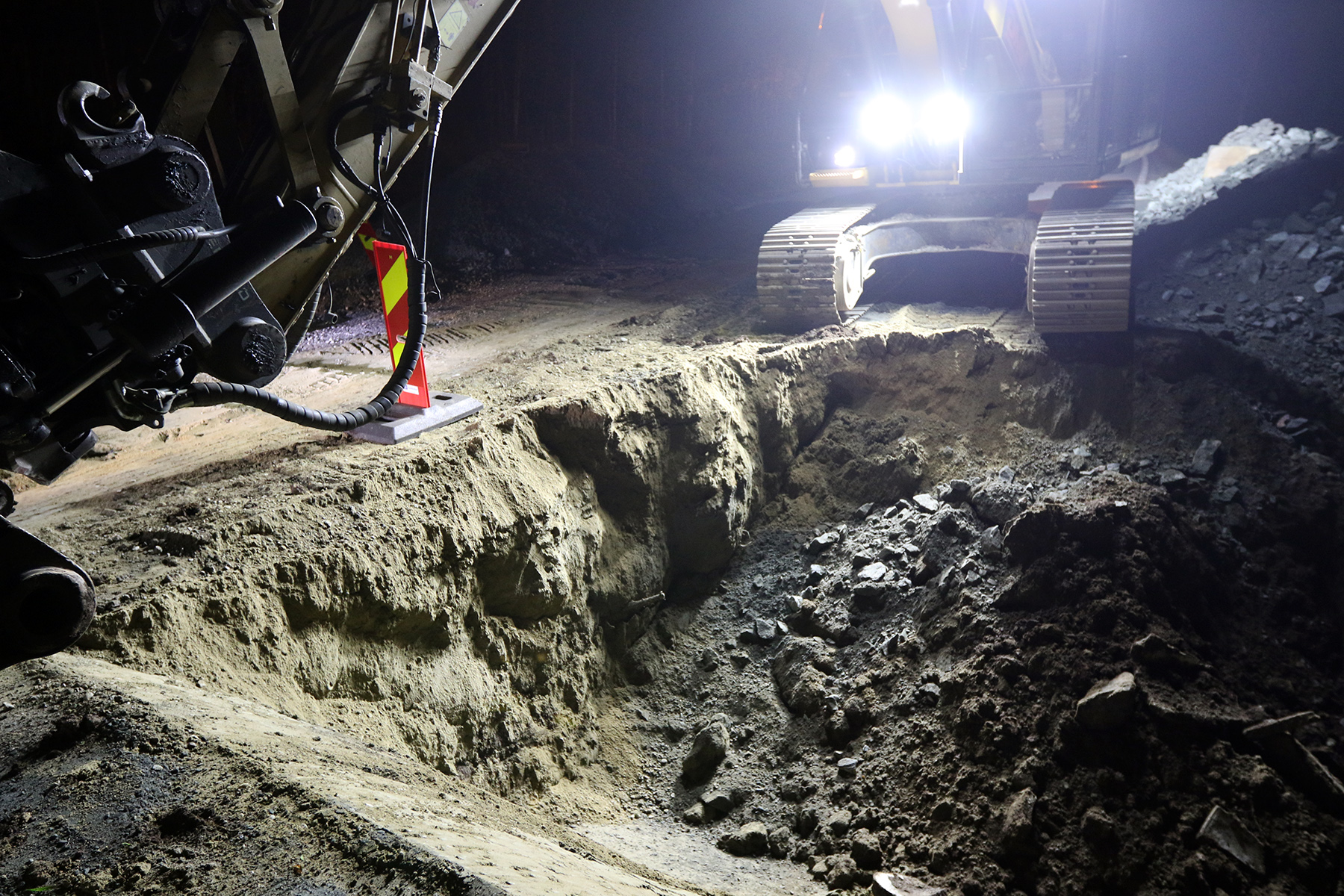 Halve veibanen var gravd opp i 23.30-tida, men etterpå ville hele veibanen ble gravd opp for skifte av rør.