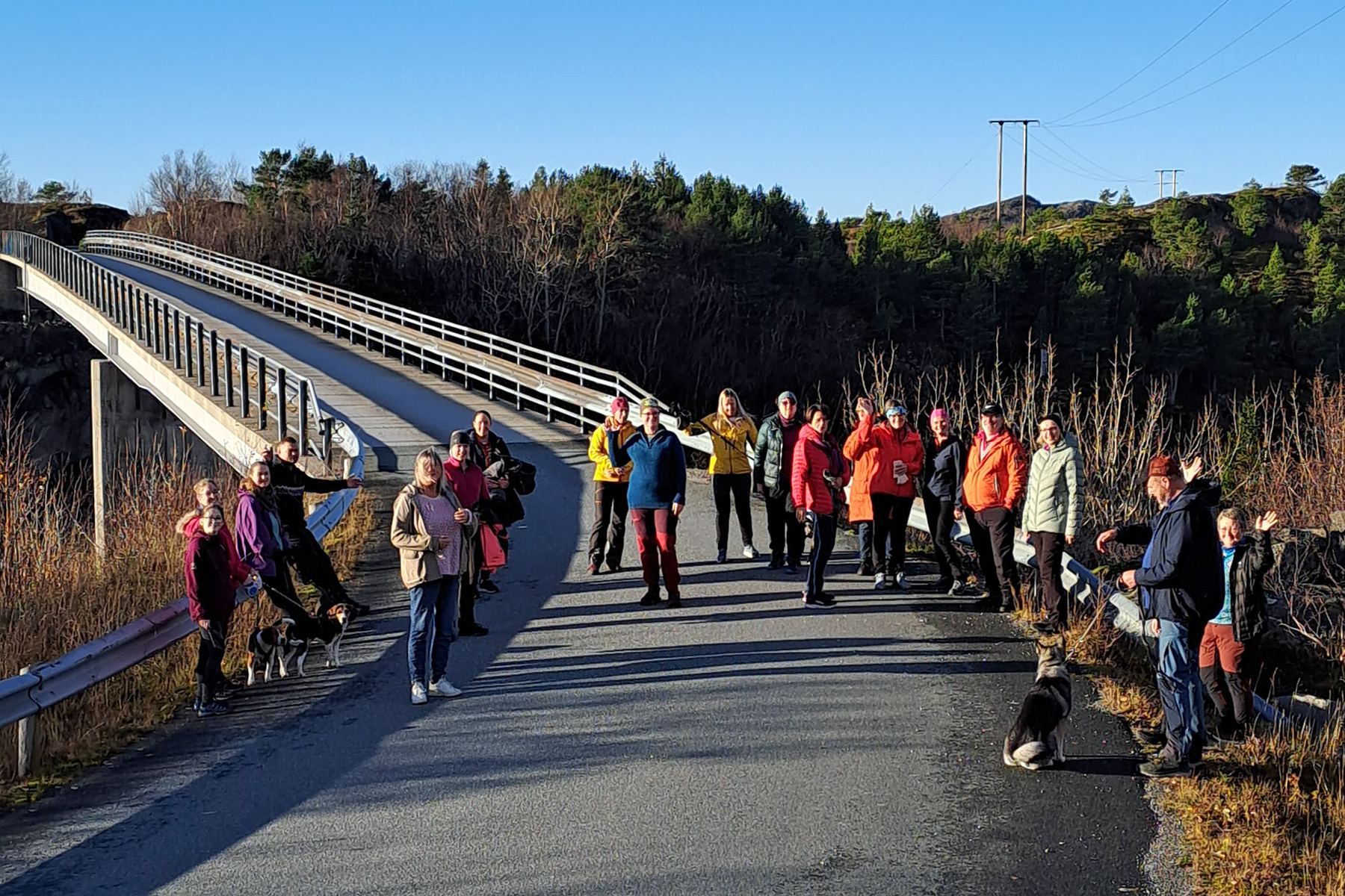 I 2022 gjekk Rosa sløyfe-marsjen i strålande sol. Foto: Gry Hanssen.