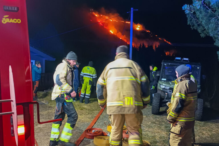 Roan 20221126. 
Brannmannskap gjør seg klare til innsats for å slukke lyngbrann i Jardalen i Roan i Åfjord kommune i Trøndelag
Foto: Morten Braseth / NTB