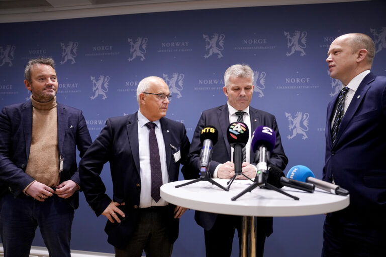 Oslo 20221118. 
(f.v) Geir Ove Ystmark, Sjømat Norge (t.v),  Paul Birger Torgnes, styreleder i Sjømat Norge, fiskeri- og havminister Bjørnar Skjæran (Ap) og finansminister Trygve Slagsvold Vedum (Sp) på pressetreff med statsråder og de havbruksselskapene, fredag.
Foto: Javad Parsa / NTB