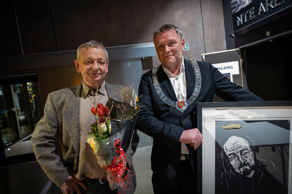 Markering av frivillighetens år i NTE Arena i Namsos. Medlemmer av lag og foreninger var invitert til en festkveld med foredrag, underholdning og servering av kaffe og kaker. Høydepunktet var utdeling av Namsos kommunes Frivillighetspris for 2022. Denne gikk til Kjell-Inge Aas som er frivillig i blant annet Namdalseid og Namsos frivilligsentraler. Prisen ble overrakt av ordfører Frode Båtnes. Rundt 140-150 gjester var tilstede. Foto: Namsos kommune / Ole Morten Melgård