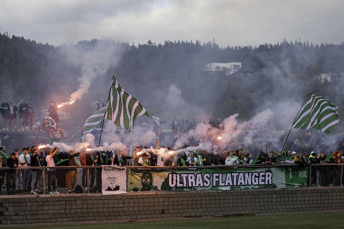 Ultras, russen og hele Flatanger hadde mobilisert foran kampen i Kleppen. (Foto: Kristian Dahle Klocke)