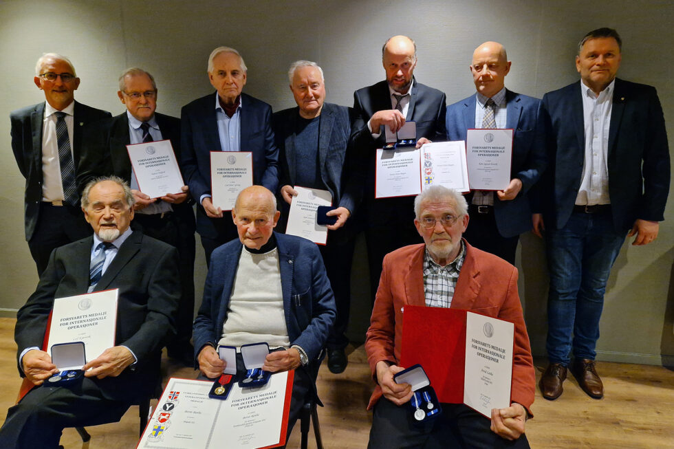 Åtte namdalske veteraner ble denne uka hedret for sin innsats i internasjonale operasjoner. Namsos kommune, Forsvaret og organisasjonen Veteraner i Namdalen hedret mandag åtte veteraner hjemmehørende i Namdalen. Veteranene ble tildelt medaljer og diplomer av Forsvaret for sin innsats for landet vårt i ulike internasjonale operasjoner. 

Seks av veteranene var til stede under seremonien i Kulturhuset i Namsos, mens to avdøde veteraner var representert av sine pårørende. 

Foran fra venstre: Leif Kjørsvik, Bernt Røthe, Arvid Leithe 

Bak fra venstre: Ole Jørgen Bjørkås, Halvor Trefjord, Carl Sitter Geving, Kjell Stendahl, Bjarne A Bogen, Gunnar Einvik og Frode Båtnes 

Foto: Namsos kommune