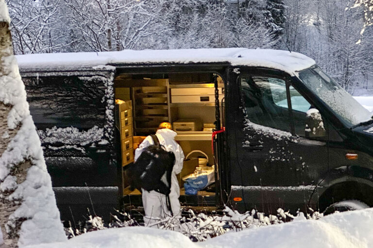 Oslo 20221223. 
Tekniker fra politiet ved stedet der en person ble funnet død etter en voldshendelse i Namsos. En kvinne er pågrepet og siktet for grov kroppsskade med døden til følge.
Foto: Kjetil Langeng / NTB