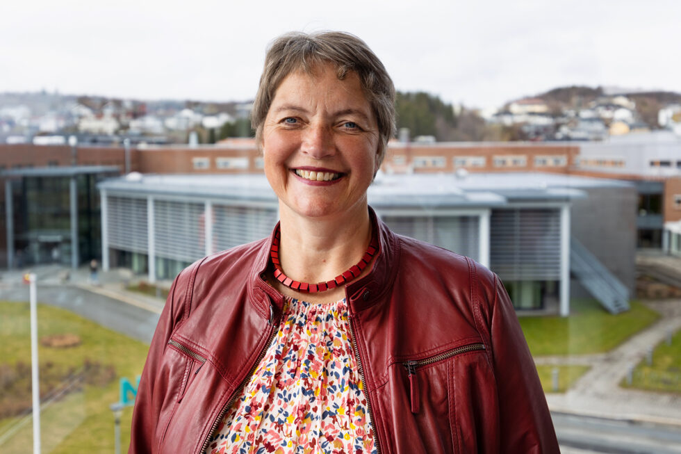 Portrettbilder av styret 2022 med Nord universitet Campus Bodø i bakgrunnen. Bildene er tatt ved Styremøte 11.mai 2022.