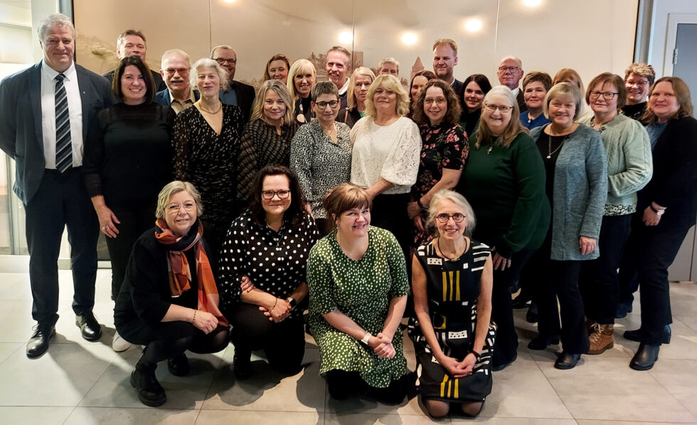 30- og 40-års jubilanter i Namsos kommune ble hedret for sin innsats med middag på Tinos restaurant. Med på middagen var ordfører Frode Båtnes og kommunedirektør Jostein Grimstad. Foto: Namsos kommune