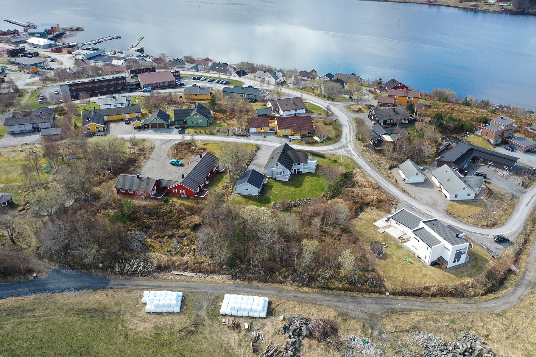 Det er tomta i forgrunnen, bak rundballene og avlingsveien, som er stridens kjerne. (Arkivfoto)