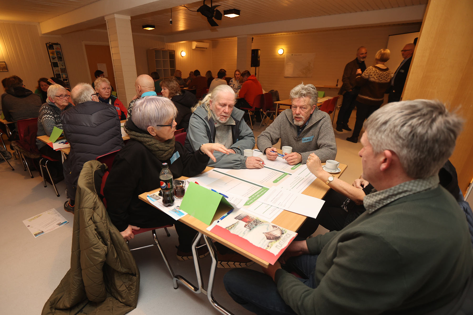 Diskusjonene gikk lett rundt bordene, fra venstre: Tone Eian, Dagfinn Lein, Torbjørn Lindseth og Jon Ivar Lindseth.