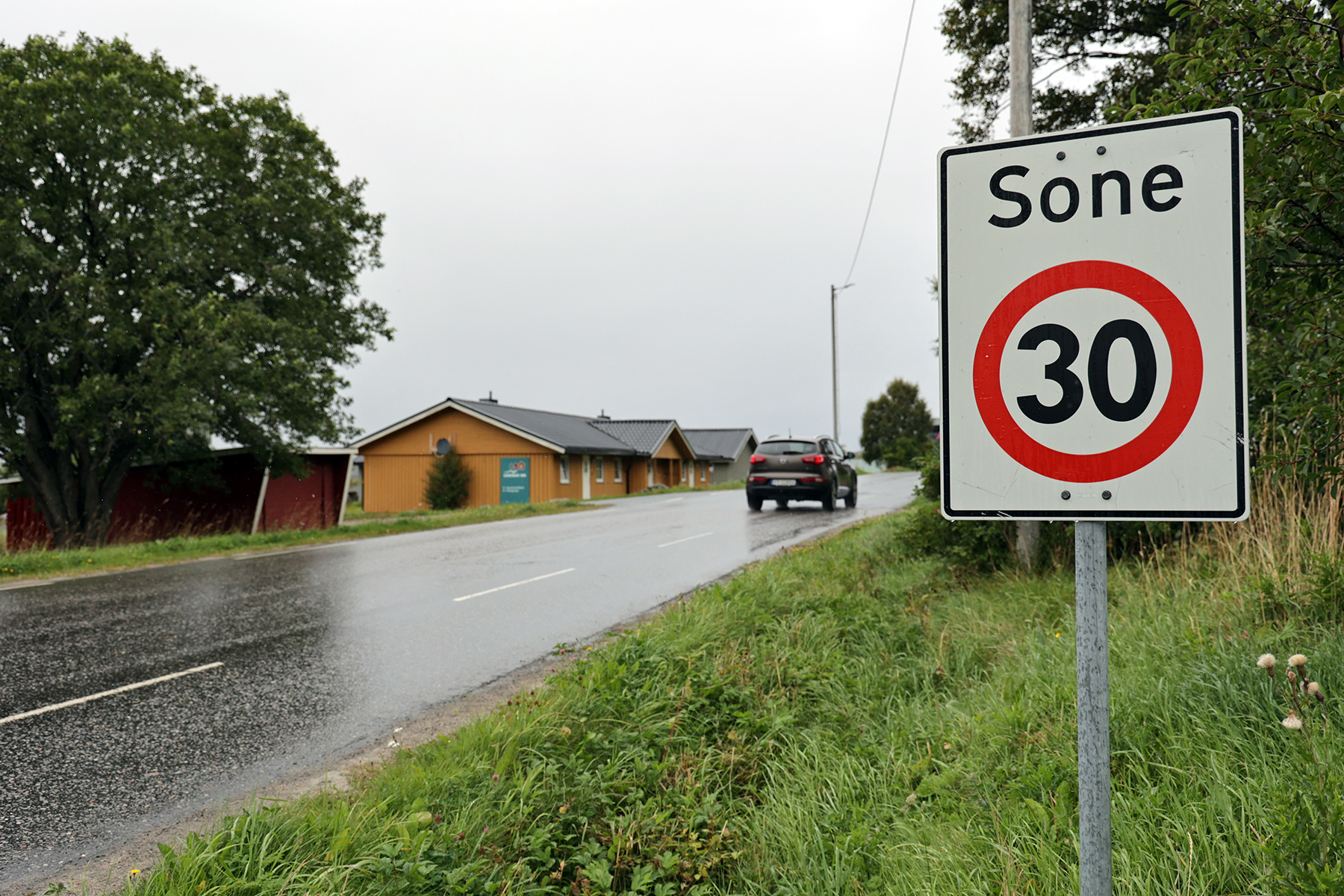 Dagens 30-sone på Stranda og Lauvsneshaugen er ikke lovlig skiltet og vedtatt, men den blir nå erstattet av 40-fartsgrense. Det opprinnelige forslaget om 30 km/t forbi skolen ble også droppet, slik at det fortsatt blir 40 km/t der.