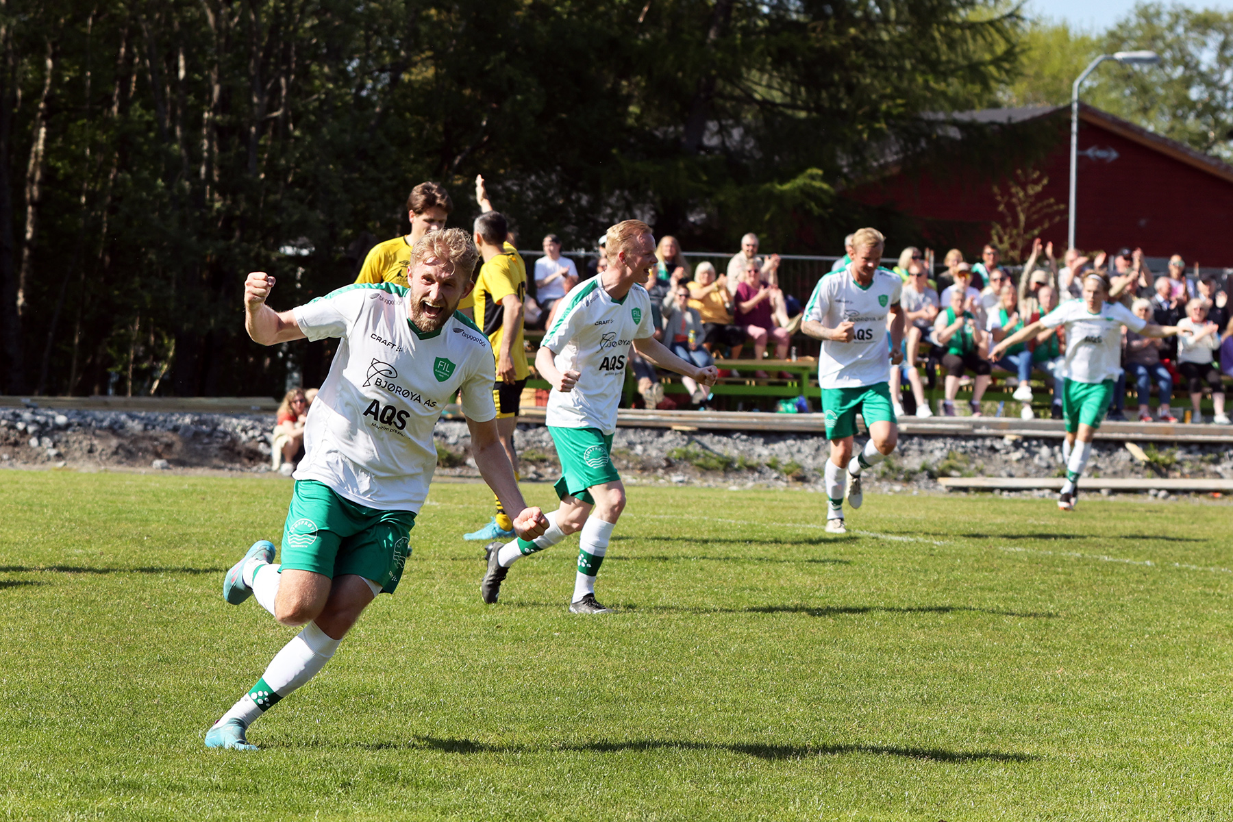 Ola Kristian Dahle Høstland jubler etter å ha bidratt til at Flatanger utlignet. Thomas Hoddø Breistrand var sistemann på ballen.
