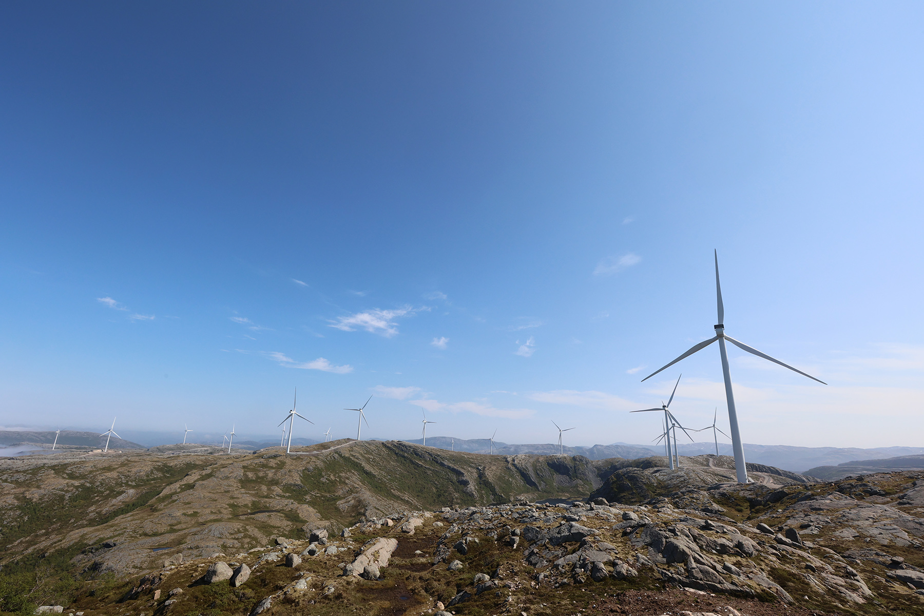 S&oslash;rmarkfjellet vindkraftverk best&aring;r av 31 turbiner.