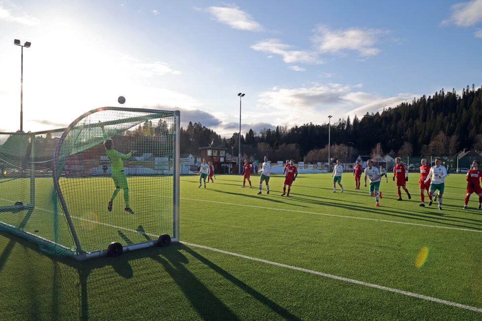 Flatanger spilte NM-kvalik mot Verdal på Kleppen stadion.