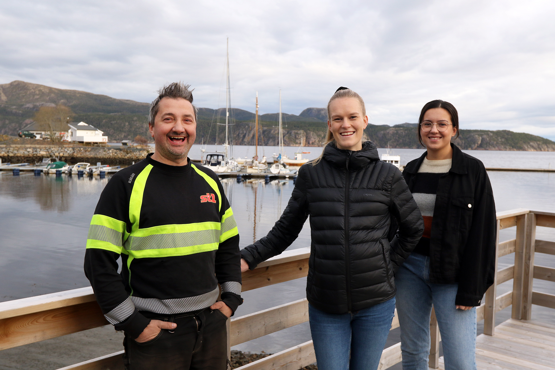 Mulighetsteamet p&aring; Statland har lenge jobbet for &aring; f&aring; hurtigb&aring;t mellom Statland og Namsos. N&aring; blir det testkj&oslash;ring fra kaia i bakgrunnen. Fra venstre: Morten H&aring;gensen, Nina Bendiksen og Emma Kaldahl. (Arkivbilde)