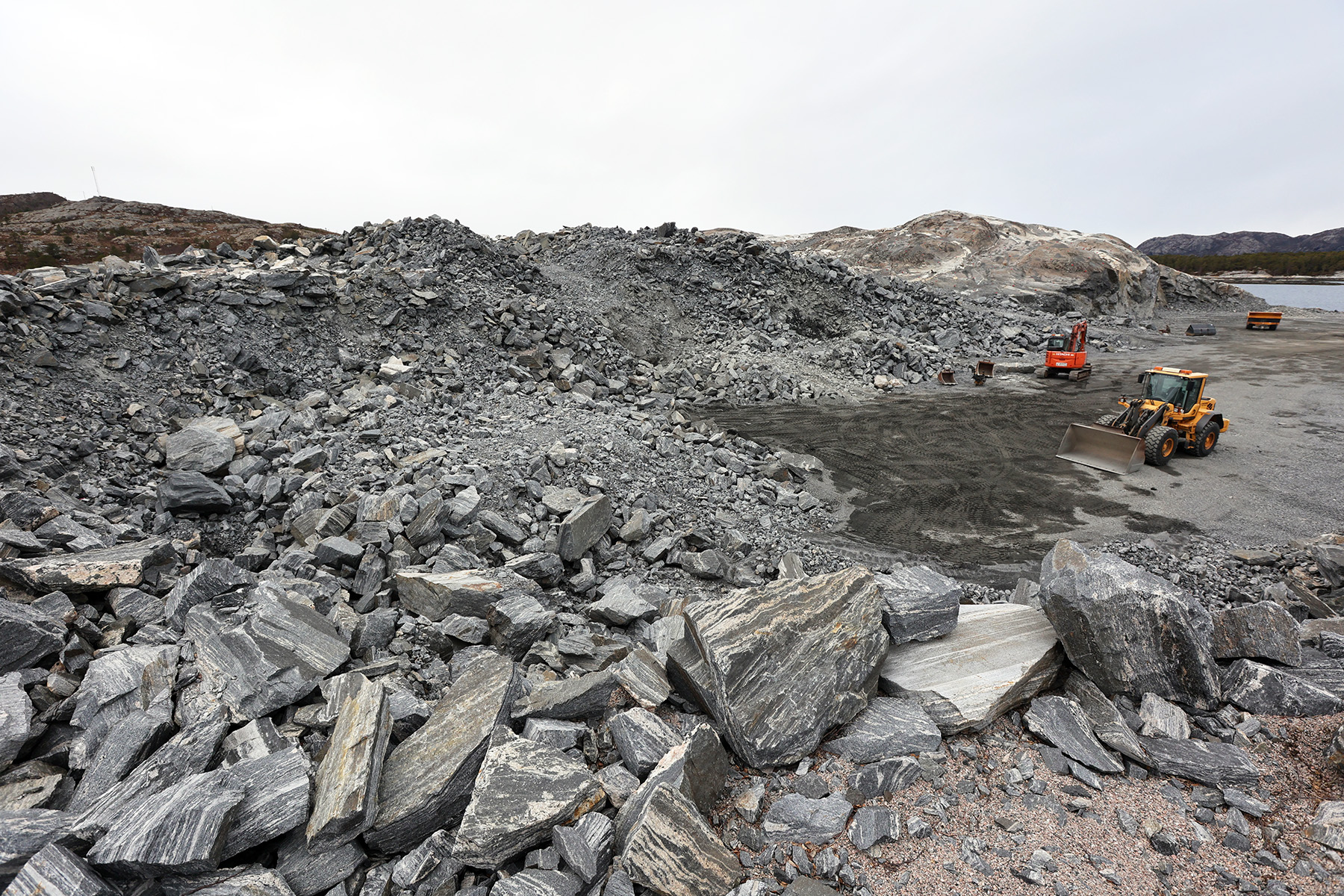 På Litjøya er det stein til overs etter utspregninga av tomt til et planlagt landbasert anlegg. Nå går kommunen i forhandlinger med eieren om å kjøpe steinmasser derfra. (Arkivbilde)