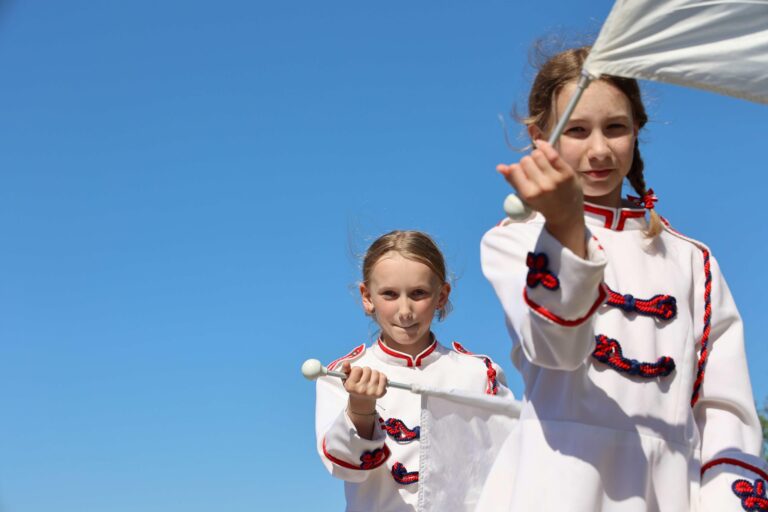 Mille (10) og Synne (11) er drevne drillpiker etter flere år fremst i 17. mai-toget.