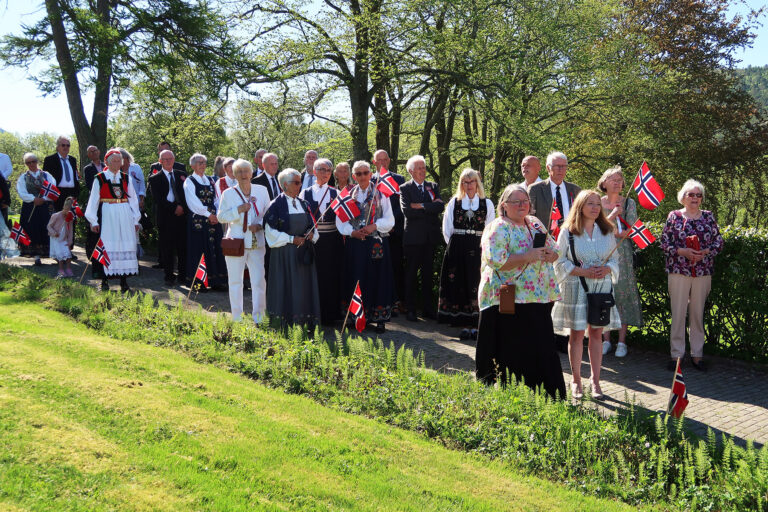 Mange deltok i gudstjenesten og kransenedleggelsen på bautaen etterpå.