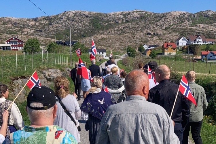 Både hyttefolk og fastboende feiret nasjonaldagen på Seter i solskinn og sommertemperaturer. Foto: Ann Jorid Gåsmo