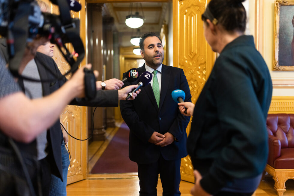 Stortingspresident Masud Gharahkhani møter pressen og forteller at Stortinget kalles inn til stortingsmøte i september i forbindele med strømsituasjonen. Foto: Peter Mydske/Stortinget
