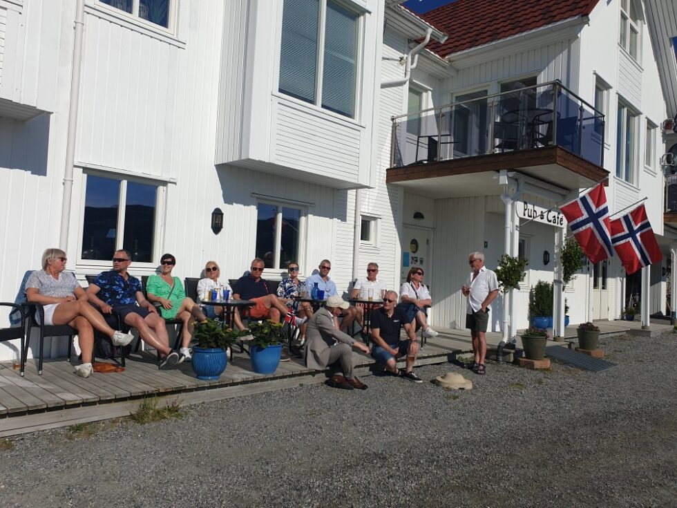 I Småværet Fiske-Ferie var det mange som tok turen innom for å samles og spise god mat og is på nasjonaldagen. Foto: Lillian Engbakken.