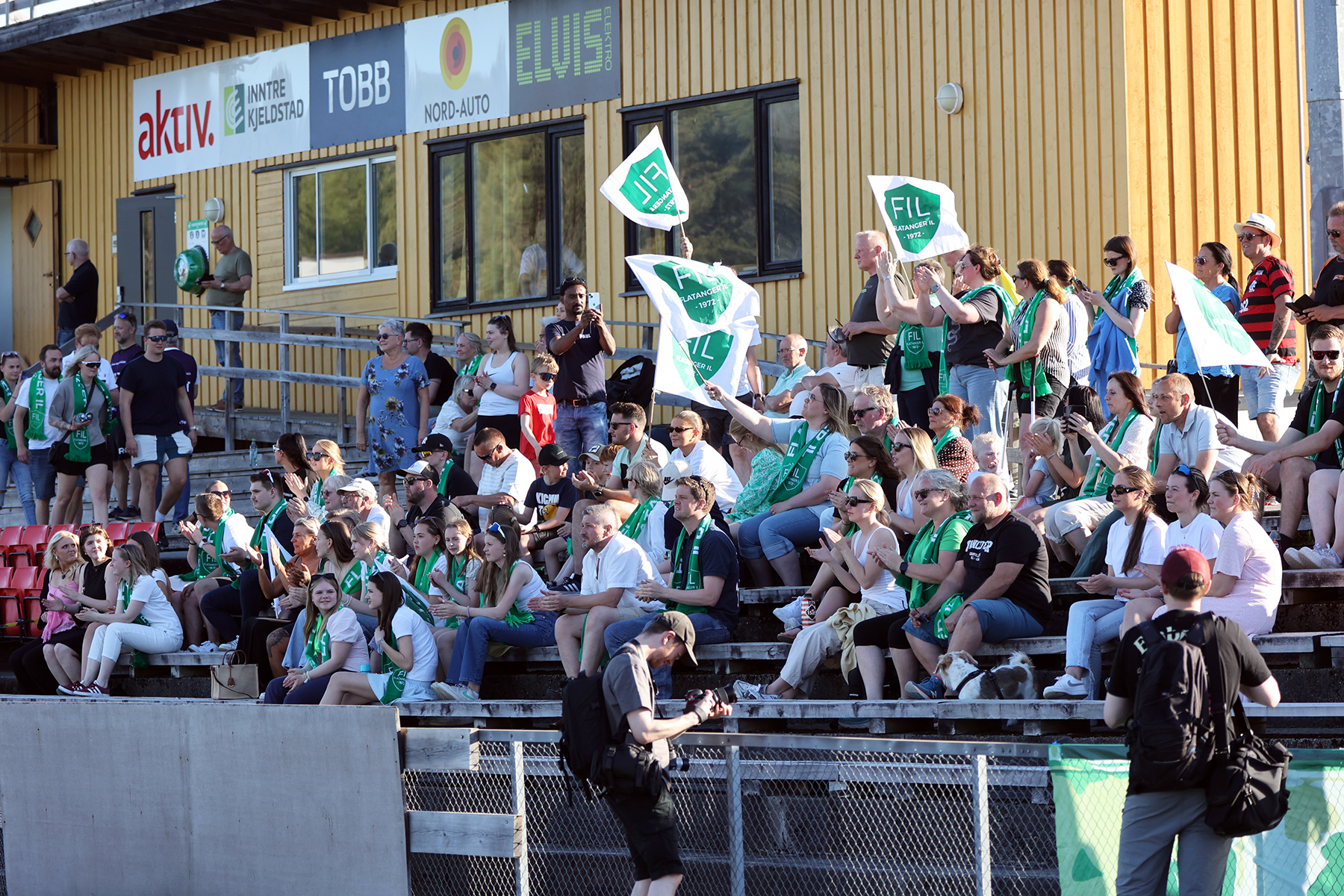 Flatanger-supporterne var i flertall på tribunen.