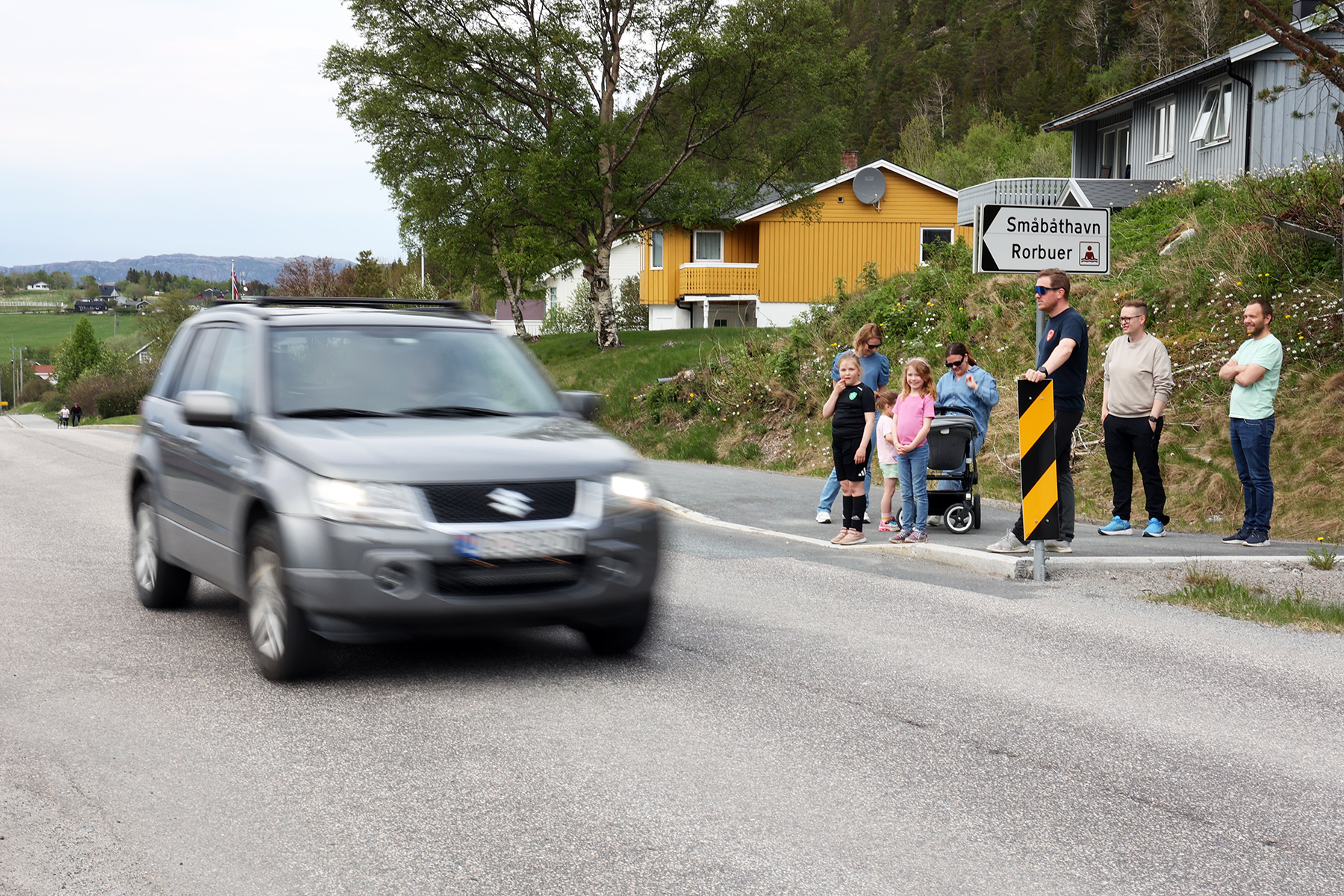 Dette er eneste sted barn og voksne i Kj&aelig;rlighetsstien kan krysse veien, og der suser trafikken forbi.