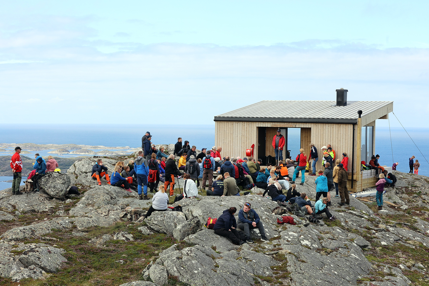 Trond Str&oslash;m ga de mange oppm&oslash;tte et historisk overblikk, og fortalte blant annet om livet p&aring; &oslash;yene, om folk og virke, om skipsforlis, krigen og festningen.