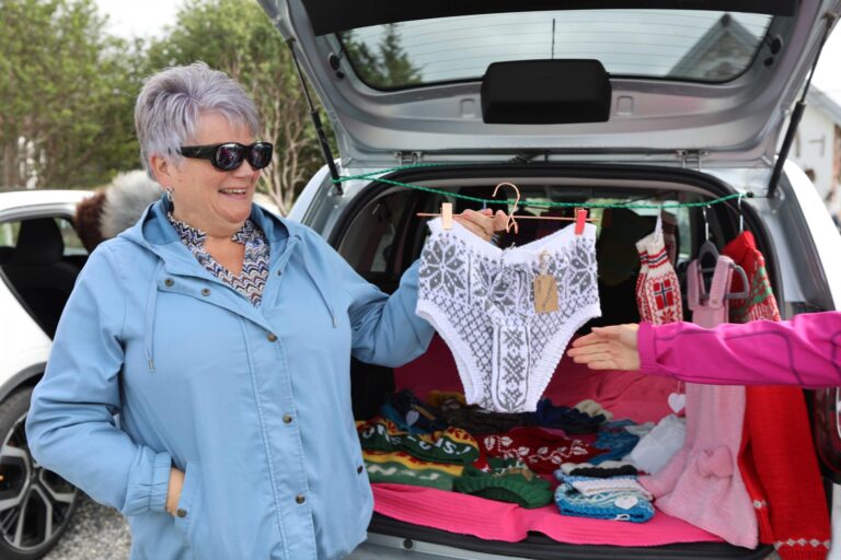 FINGRENE AV FATET: Eva Marie Hårstad stiller i år som i fjor med sin populære snabeltruse. - Den er for stor for mannen min, sier en forbipasserende. - Mennene sier alltid motsatt, ler Hårstad.