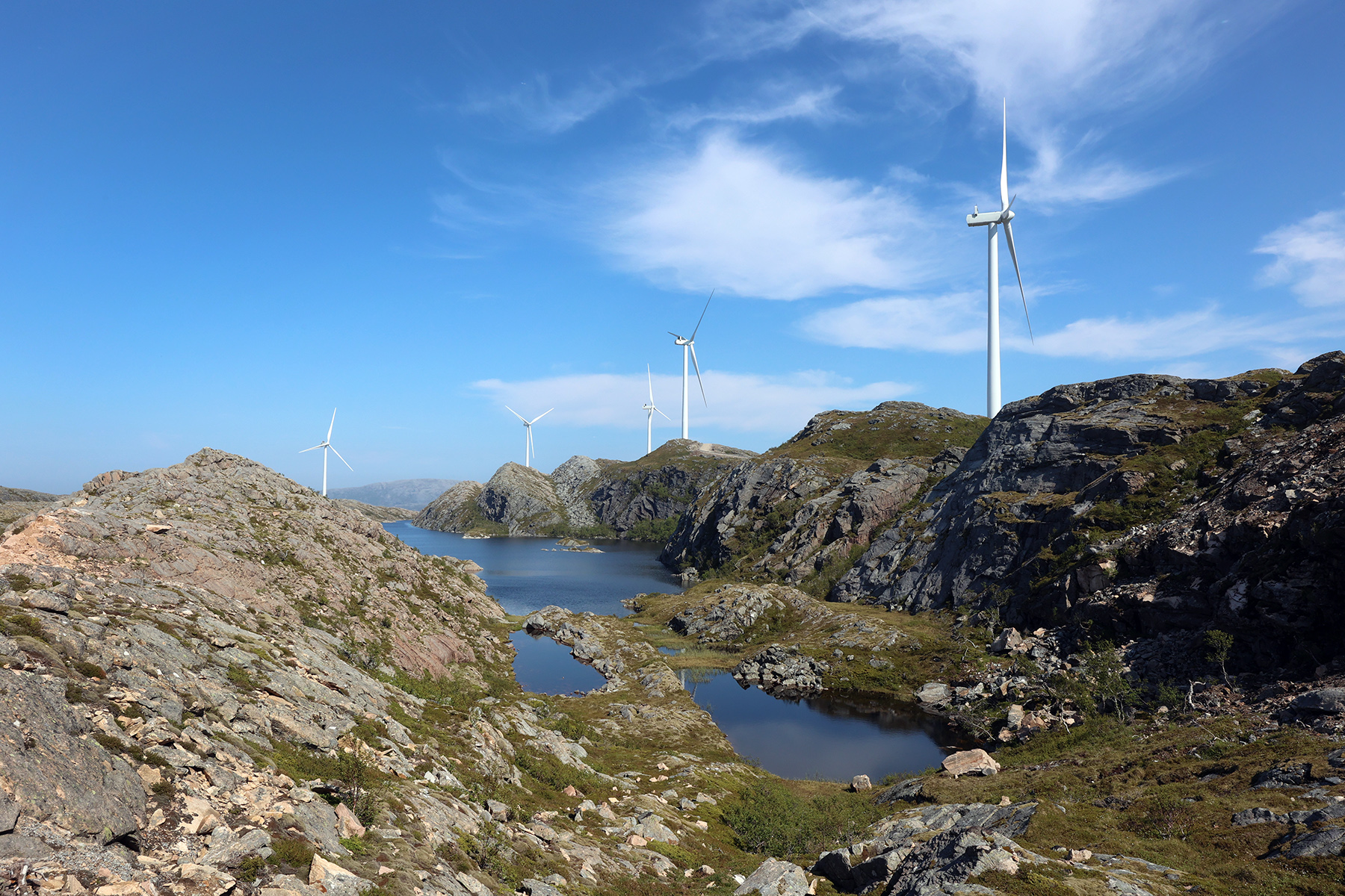 S&oslash;rmarkfjellet vindkraftverk best&aring;r av 31 turbiner. (Arkivbilde)