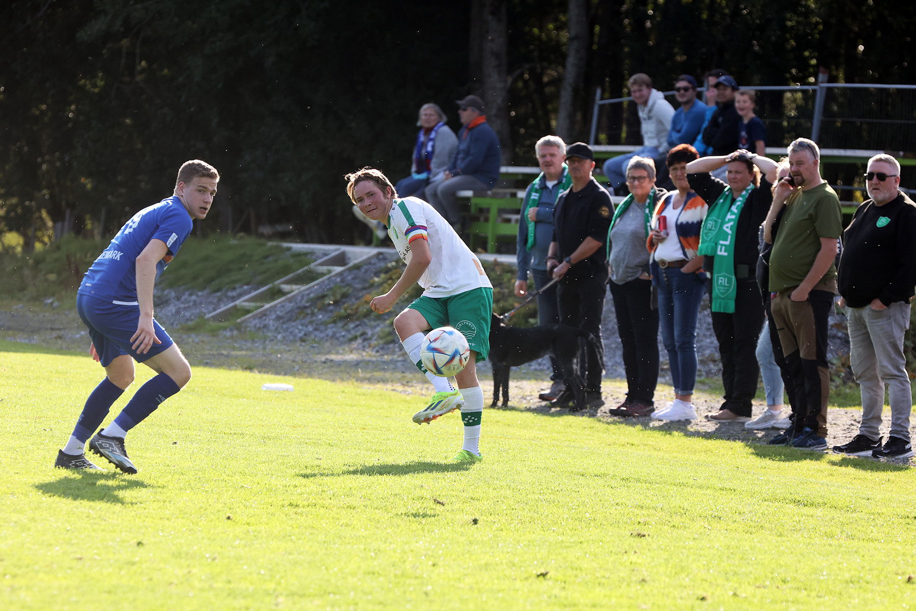 Brede Hunnestad med publikum i ryggen.