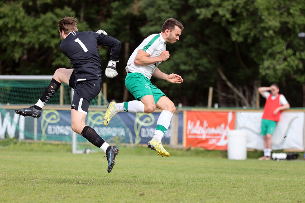 Thomas Einvik ble akkurat for sen for denne ballen, som keeper sparket ut.