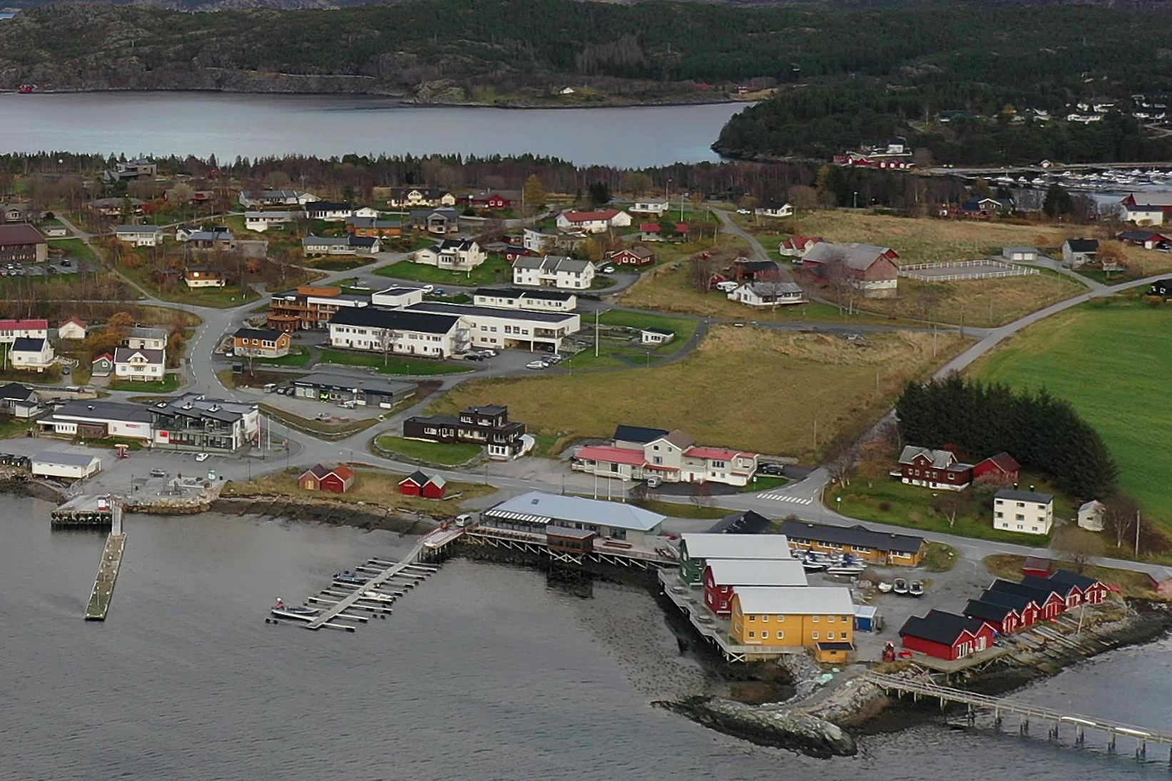 Tomta ligger sentralt til, mellom pleie- og omsorgstunet og Vanganveien. (Arkivfoto)
