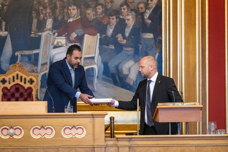 Finansminister Trygve Slagsvold Vedum (Sp) overrekker regjeringens forslag til statsbudsjett for 2025 til stortingspresident Masud Gharahkhani.