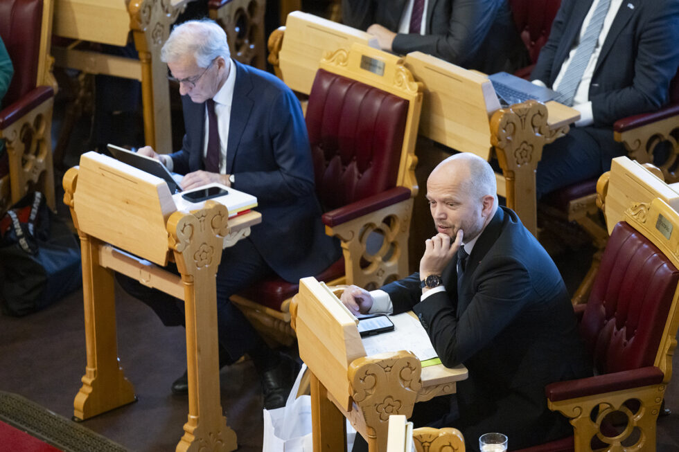 Finansminister Trygve Slagsvold Vedum (Sp) med regjeringens forslag til statsbudsjett. Til venstre statsminister Jonas Gahr Støre (A).