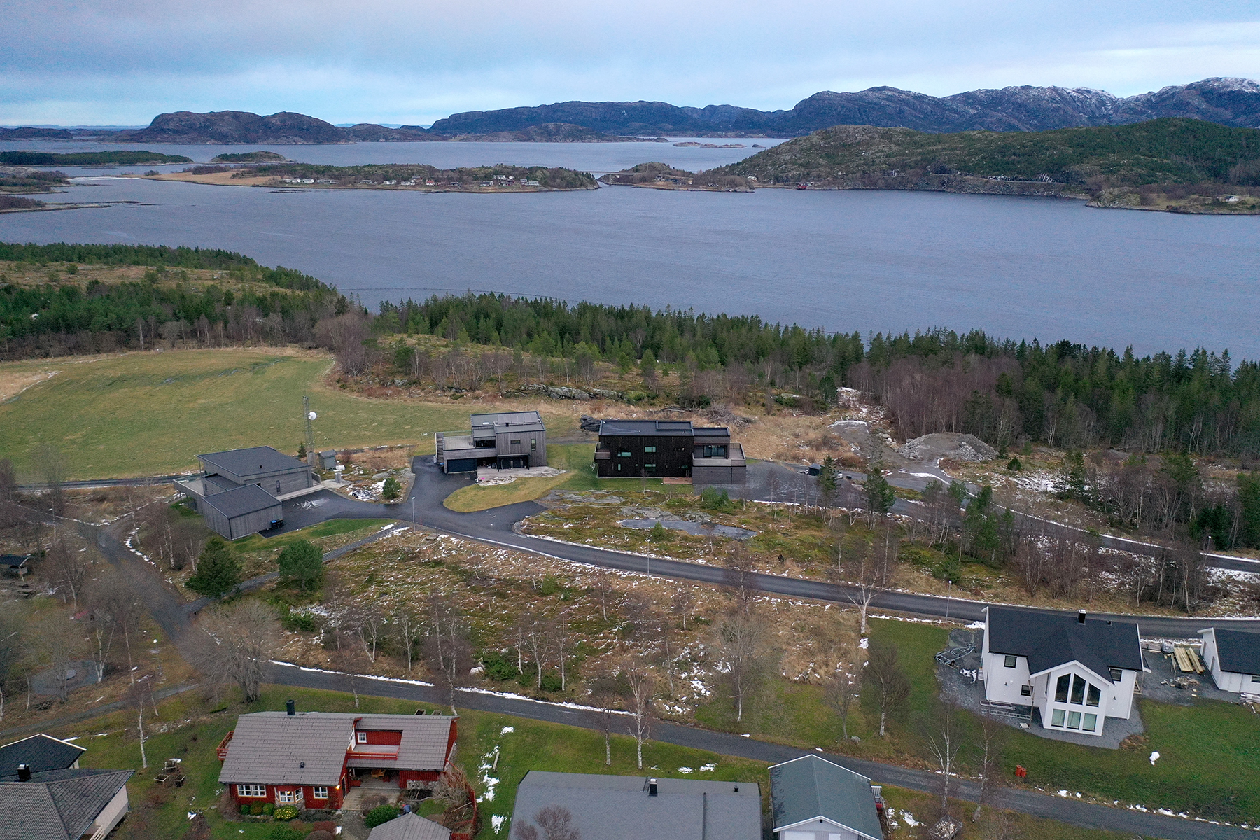 Den omstridte tomta ligger i forgrunnen.