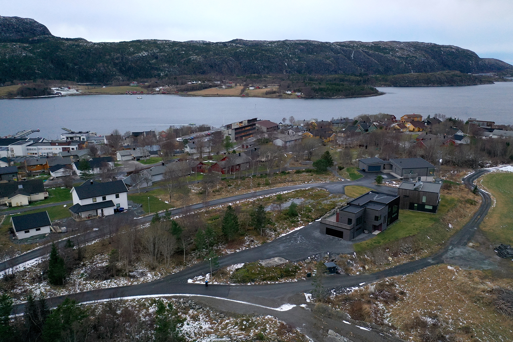 Kommunedirektøren mener at fotavtrykket av de omsøkte firemannsboligene ikke vil være vesentlig større enn av de tre eneboligene som er bygd på Langtjønna fra før.