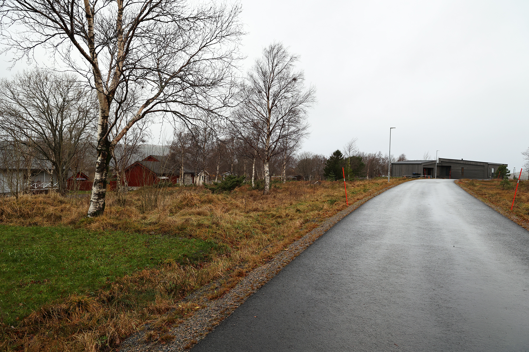 Det er disse to tomtene til venstre i bildet som Sektor bolig ønsker å kjøpe for å bygge til sammen åtte leiligheter.