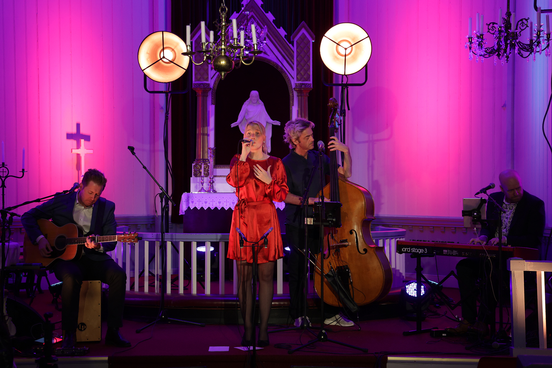 Maren Emilie med verdens beste band og venner i Vi kirke, fra venstre: Jens Martin Olsen, Maren Emilie Kløven Lein, Erlend Smalås og Kriss Stenland.