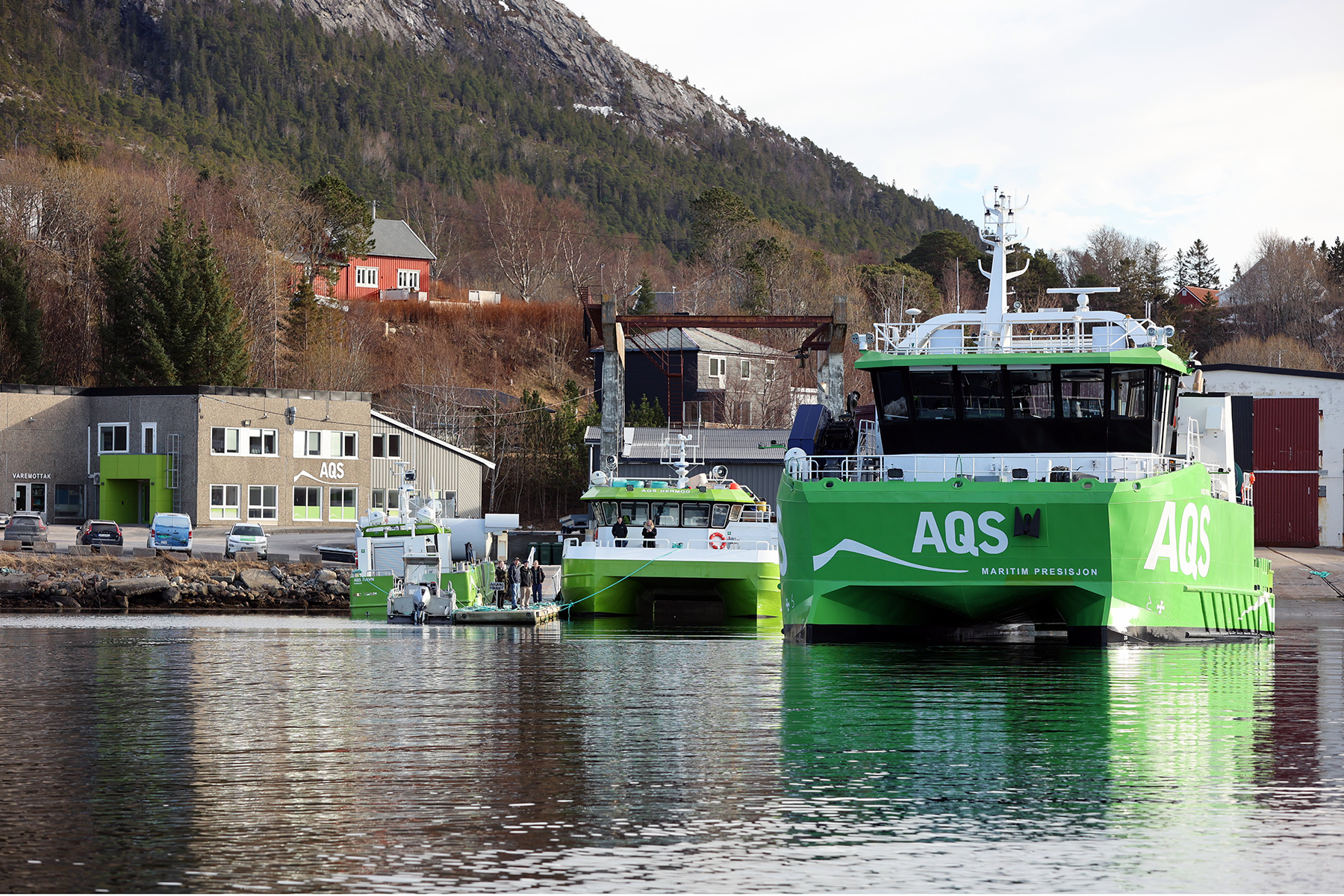 AQS Trym la til p&aring; &Oslash;ra foran sliteren AQS Hermod, som er nymalt og klare for nye &aring;r i jobb.