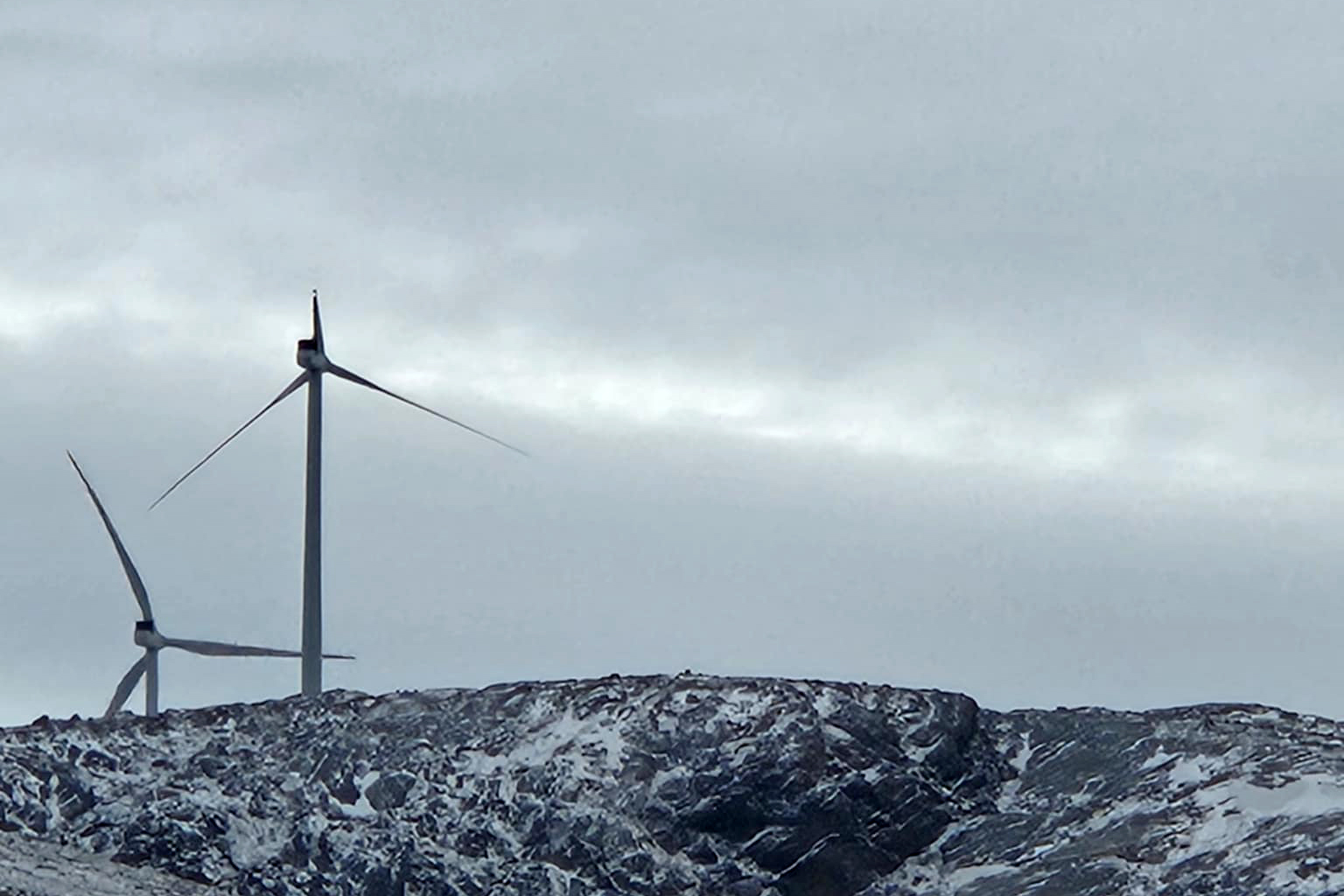 Slik s&aring; det ut p&aring; S&oslash;rmarkfjellet etter stormen i januar som tok med seg to turbinblad. (Foto: Arkiv)