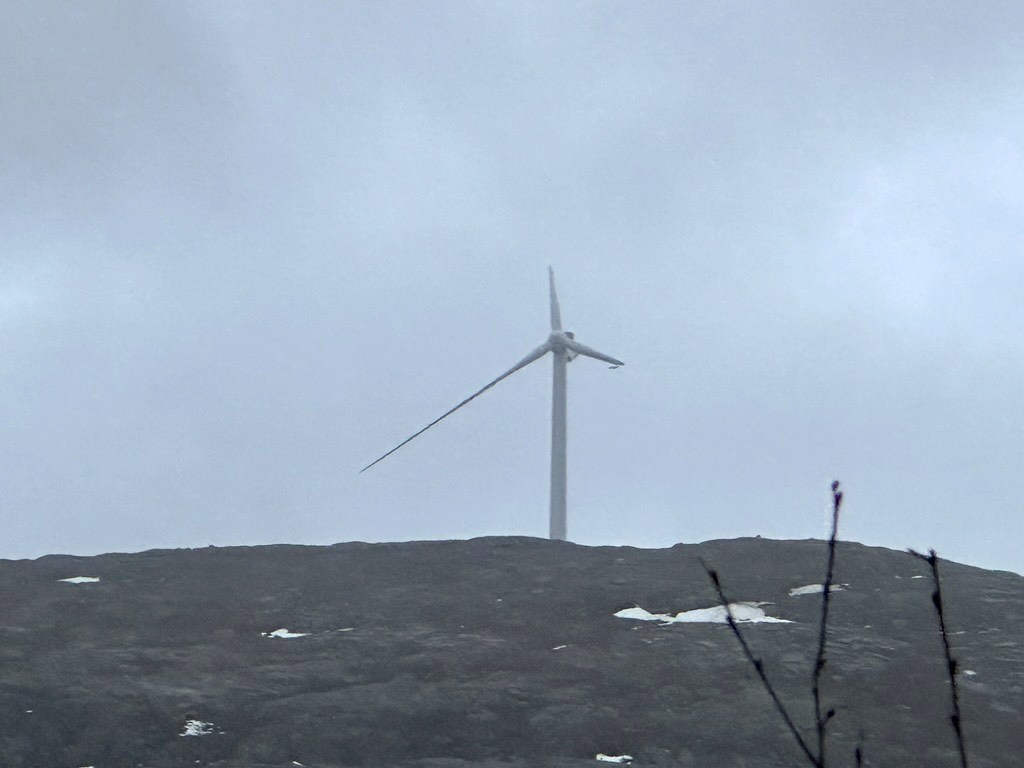 Deler av turbinbladene falt av etter uværet. (Foto: Aneo)