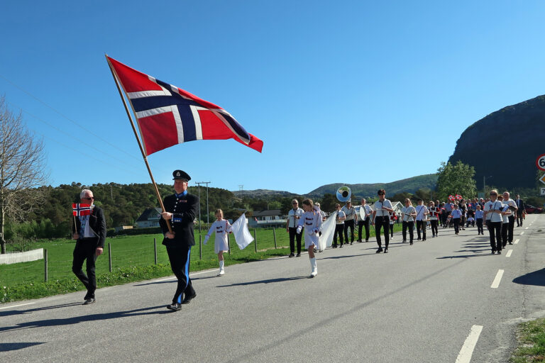 Toget på Vik gikk fra kirka, med ordfører Olav Jørgen Bjørkås og flaggbærer Finn Willumsen. (Foto: Nora Strand Kjendlie)