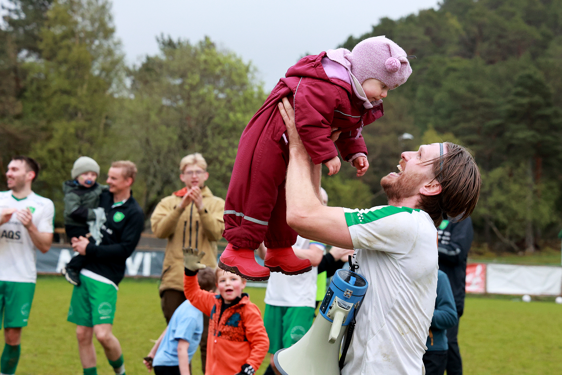 Karl Ivar Dahle Høstland feiret storseieren over Namsos med dattera Synne, resten av laget og publikum.